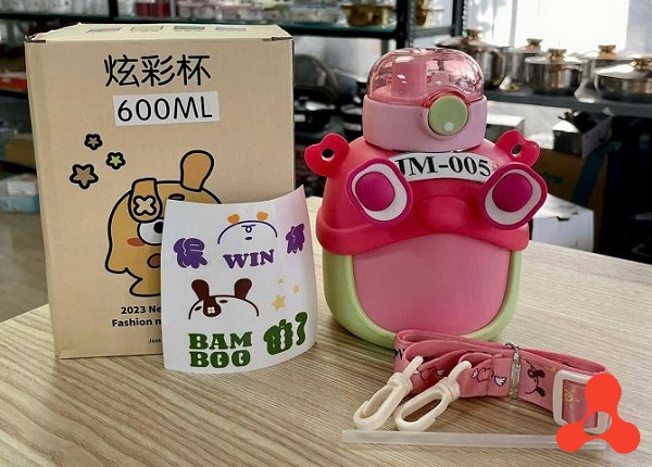 BÌNH GIỮ NHIỆT INOX 600ML; NẮP BẬT KÈM DÂY ĐEO STICKER JM- 005