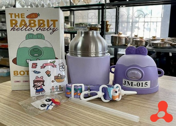 BÌNH GIỮ NHIỆT INOX NẮP BẬT KÈM DÂY ĐEO STICKER JM- 015