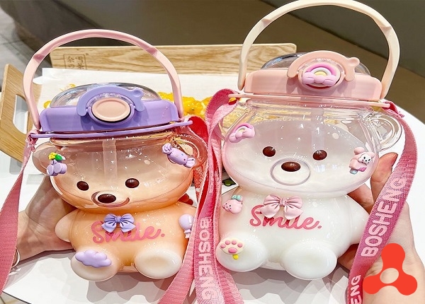 BÌNH NƯỚC HÌNH GẤU 1100ML KÈM STICKER