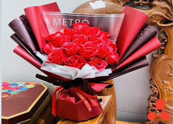 BÓ HOA HỒNG 18 BÔNG TẶNG DÂY RÚT TIỀN 2K (10 TỜ)