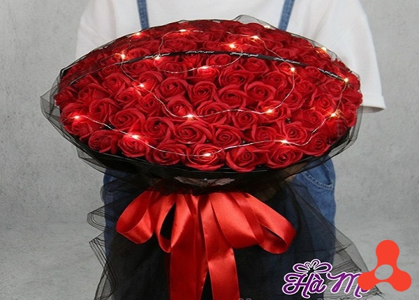 BÓ HOA HỒNG 50 BÔNG KÈM LED