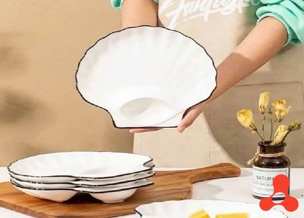 ĐĨA SỨ HÌNH VỎ SÒ VIỀN ĐEN CÓ KHAY CHẤM