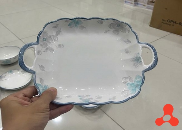 ĐĨA SỨ VUÔNG CÓ QUAI XOẮN HOA XANH (T40)