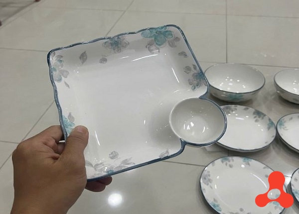 ĐĨA SỨ VUÔNG KÈM KHAY CHẤM XOẮN HOA XANH (T36)