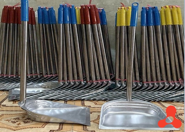 KY HỐT RÁC INOX CÁN DÀI CAO 70CM