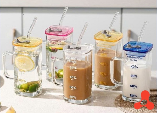 LY THUỶ TINH 340ML CÓ NẮP CHỐNG TRÀN KÈM ỐNG HÚT (T58)